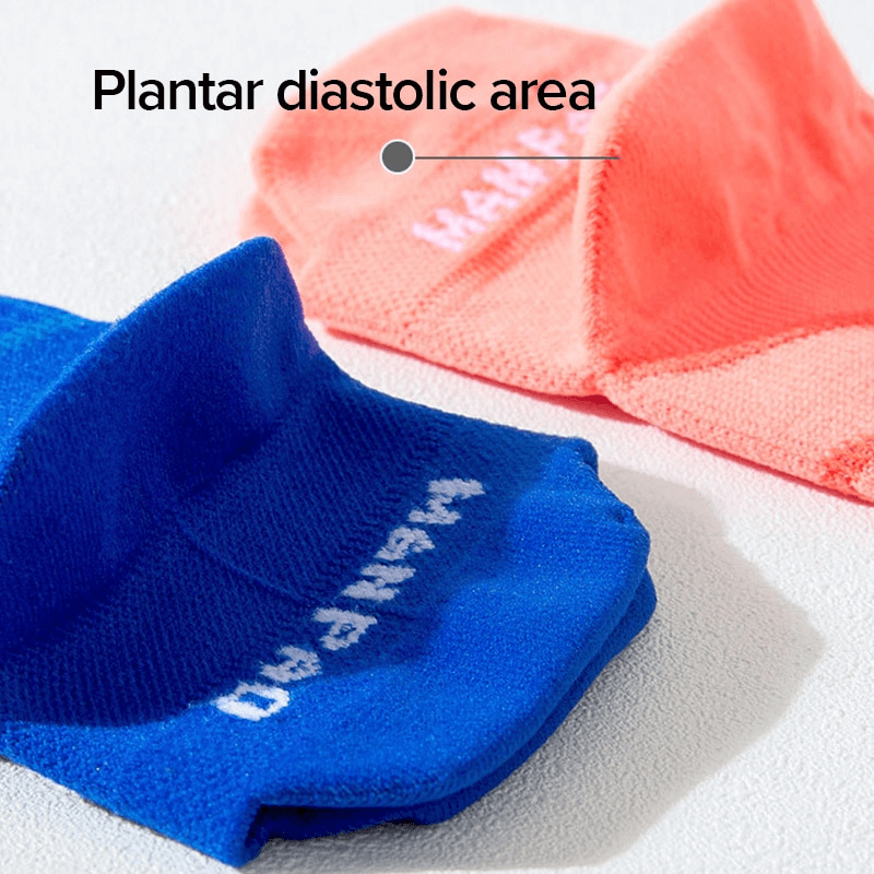 Blue and pink sports socks highlighting the plantar diastolic area for optimal foot comfort and support.